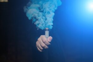 Mans hand som håller i en vape