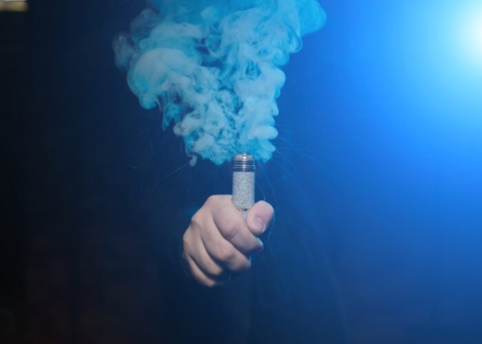 Mans hand som håller i en vape