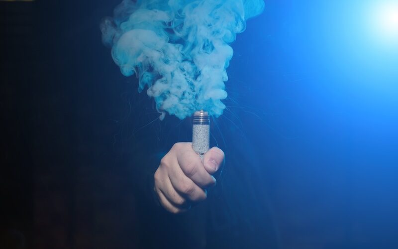 Mans hand som håller i en vape
