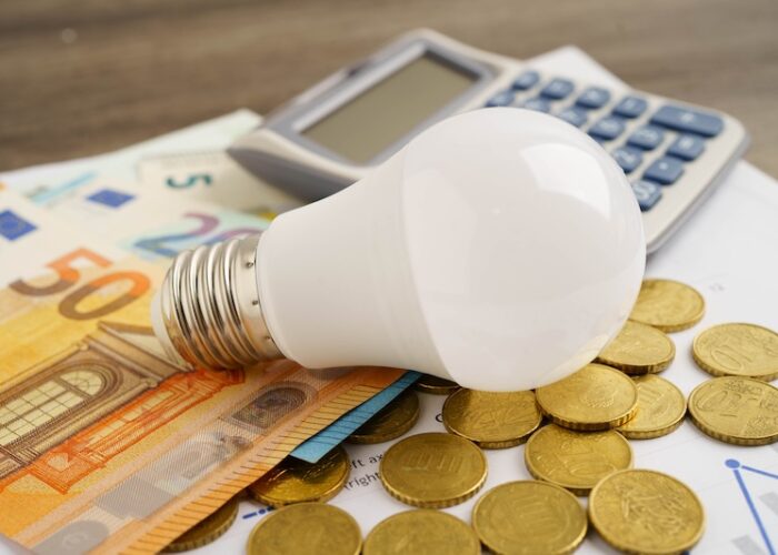Glödlampa, kalkylator och pengar